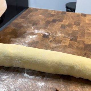 Il filone di impasto che si forma, stretto e compatto