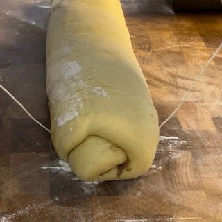 Il filone di apple cinnamon rolls completato, pronto per il taglio.