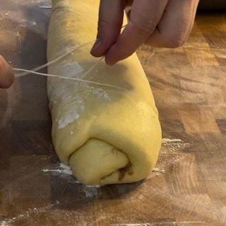Spago da cucina posizionato sotto il filone per tagliare la girella