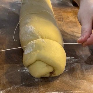 Spago da cucina posizionato sotto il filone che taglia la girella