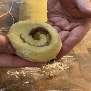 Apple cinnamon rolls disposti sulla teglia e raddoppiati di volume dopo 2 ore.