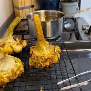 I carciofi vengono cotti su una griglia in una cucina