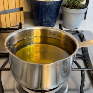 Una pentola di olio sta cuocendo sul fornello