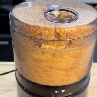 Un primo piano di un robot da cucina pieno di cibo