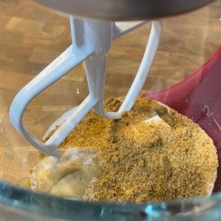 Un mixer sta mescolando gli ingredienti in una ciotola di vetro