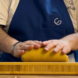 Un uomo che indossa un grembiule con la lettera g sopra