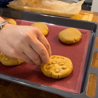 Una persona sta prendendo un biscotto da un vassoio