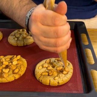 Una persona sta decorando un biscotto con uno stuzzicadenti