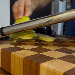 Spicchi di mela tagliati a fettine sottili e uniformi.