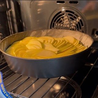 Torta di mele cruda e decorata, pronta per essere infornata