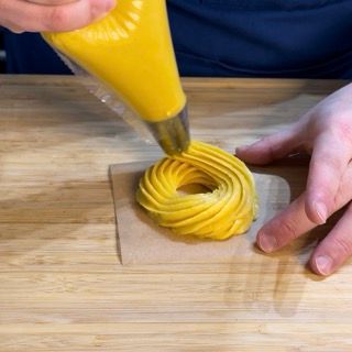 Creazione della ciambella con doppio giro di pasta choux per una zeppola di san giuseppe grande.