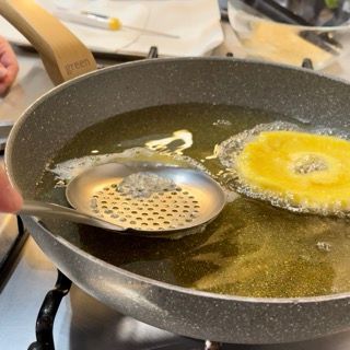 Frittura di 2 o 3 pezzi alla volta per mantenere costante la temperatura della zeppola di san giuseppe fritte ricetta originale.