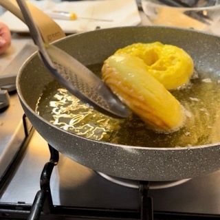 Cottura uniforme della zeppola spingendola delicatamente sul fondo dell'olio.