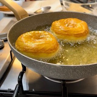 Dettaglio della doratura perfetta dopo 4-5 minuti di frittura per lato.