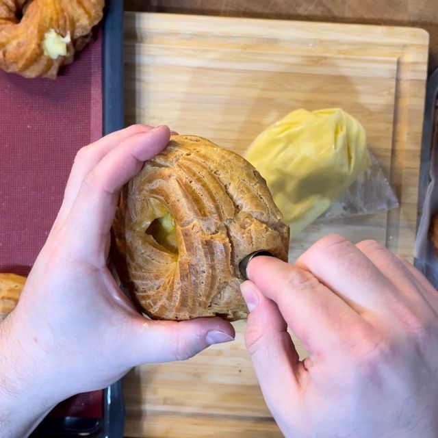 Creazione dei fori laterali per farcire il cuore della zeppola di san giuseppe.