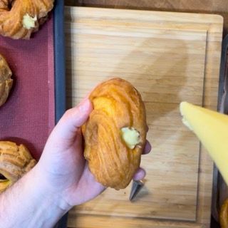 Utilizzo della sac à poche con bocchetta da 10mm per farcire l'interno della zeppola.