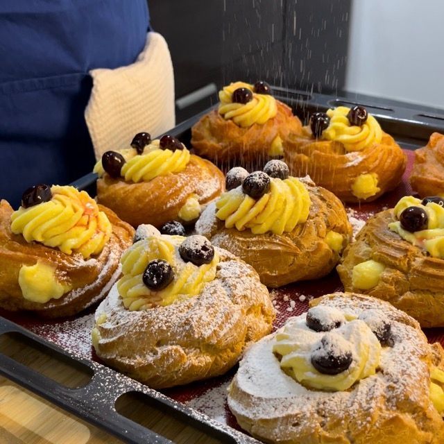 Spolverata finale di zucchero a velo sulla zeppola di san giuseppe grande finita.