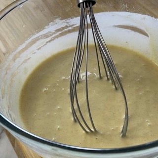 Una frusta è in una ciotola di vetro piena di liquido