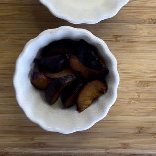 Due ciotole di cibo sono appoggiate su un tavolo di legno