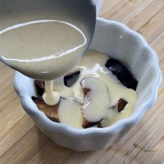 Una ciotola di cibo con la salsa versata dentro