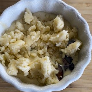 Una ciotola di cibo con un cucchiaio dentro