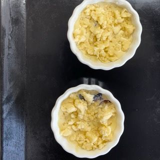 Due ciotole di cibo sono su una superficie nera
