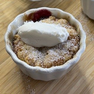 Un dessert con panna montata e zucchero a velo sopra
