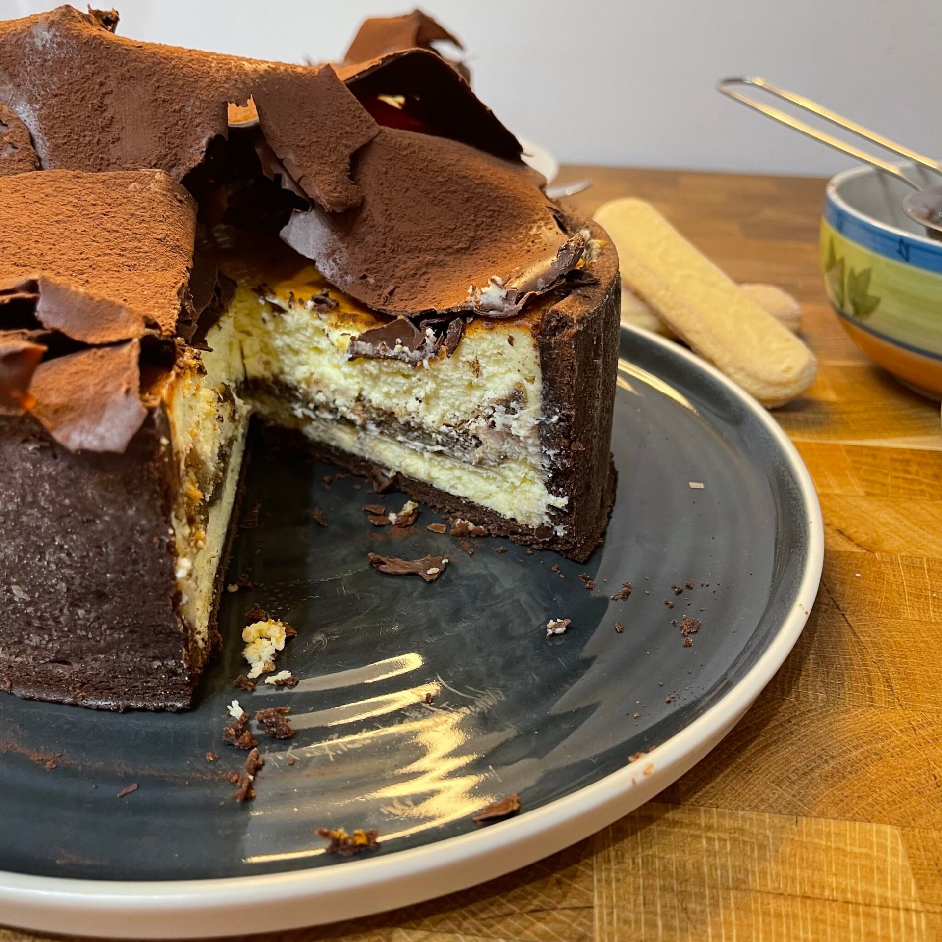 Una torta con una fetta staccata su un piatto