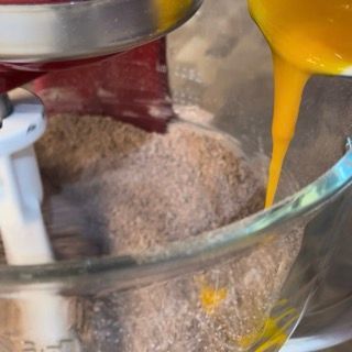 Primo piano di una persona che versa del liquido in una ciotola.