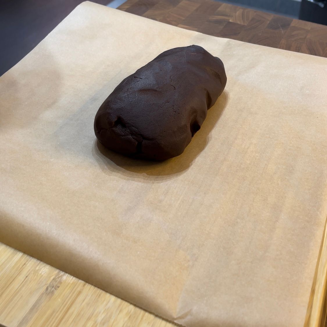 Un pezzo di pasta di cioccolato è appoggiato su un pezzo di carta marrone