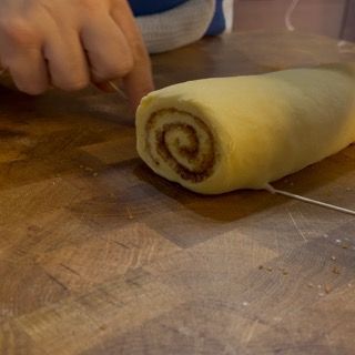 Impasto arrotolato in un filoncino stretto dal lato lungo