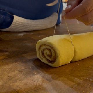 Spago da cucina posizionato sotto il filone per il taglio