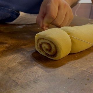 Una girella di Kanelbulle tagliata perfettamente con lo spago