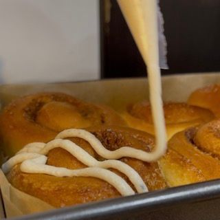 Cinnamon rolls tiepidi su una griglia, pronti per essere glassati