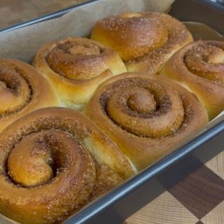 Teglia di cinnamon rolls in forno statico a 175 gradi