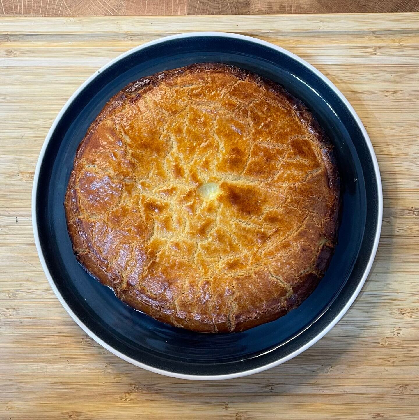 una crostata ricotta e visciole appoggiata su una tagliere 