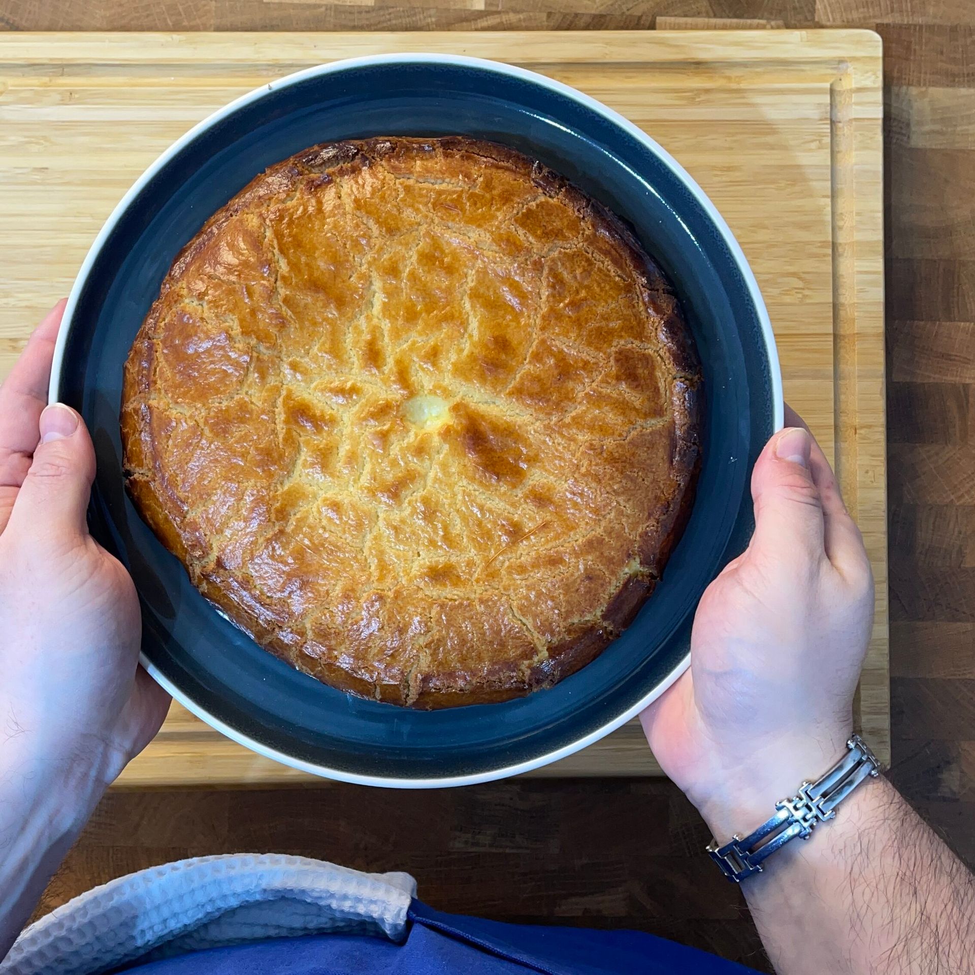 una crostata ricotta e visciole su un piatto blu