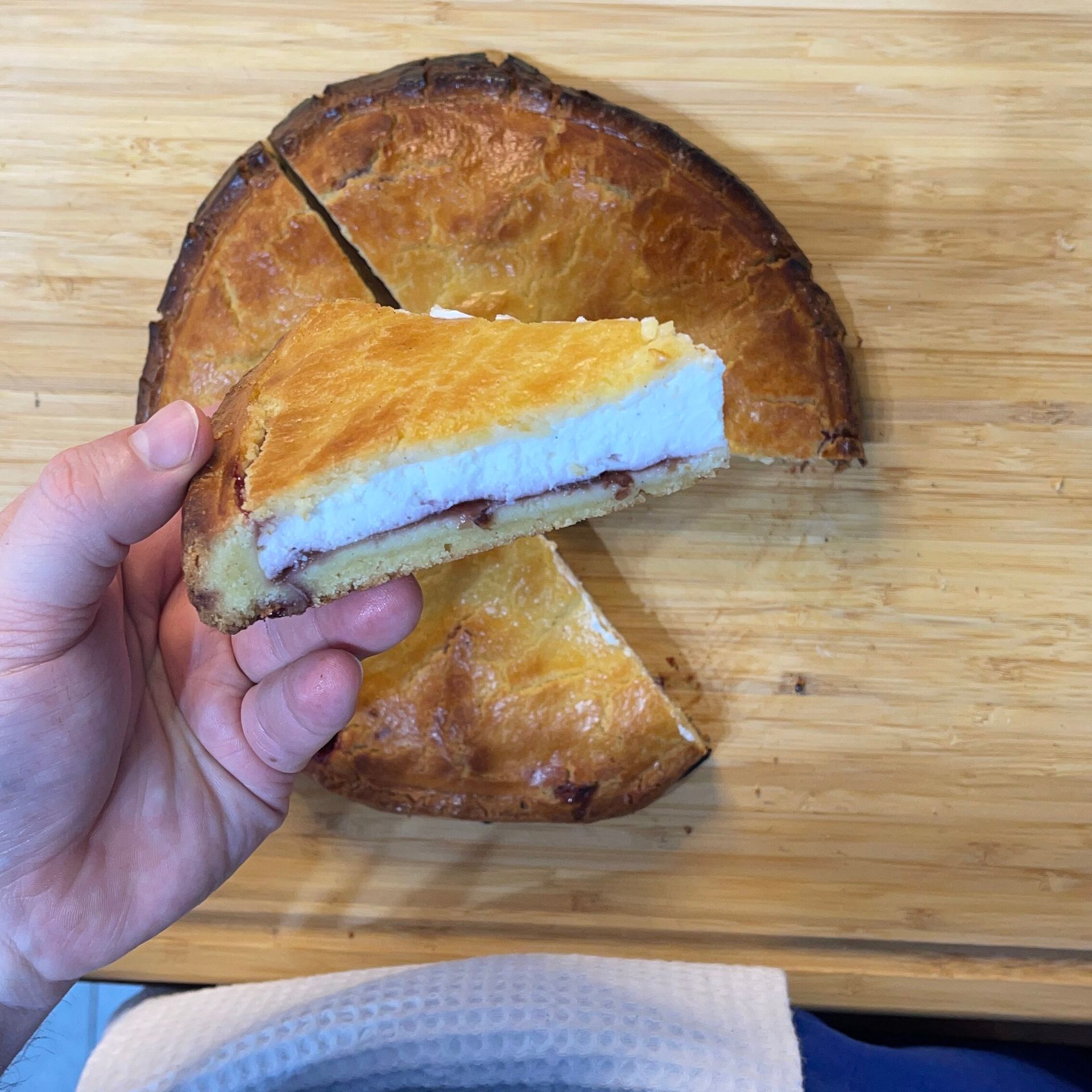 Una persona tiene in mano un pezzo di torta.