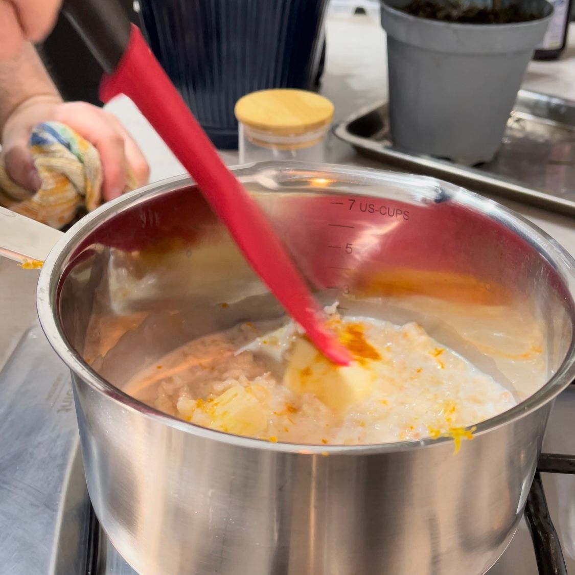 Addensamento della crema di grano, uno degli ingredienti chiave della pastiera.