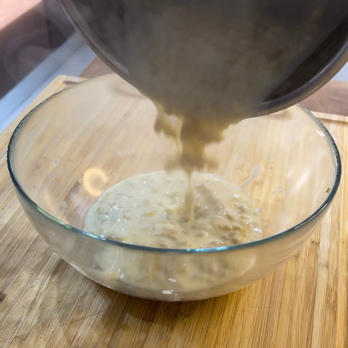 Raffreddamento del grano cotto in pirofila per stabilizzare i profumi di arancia e limone.