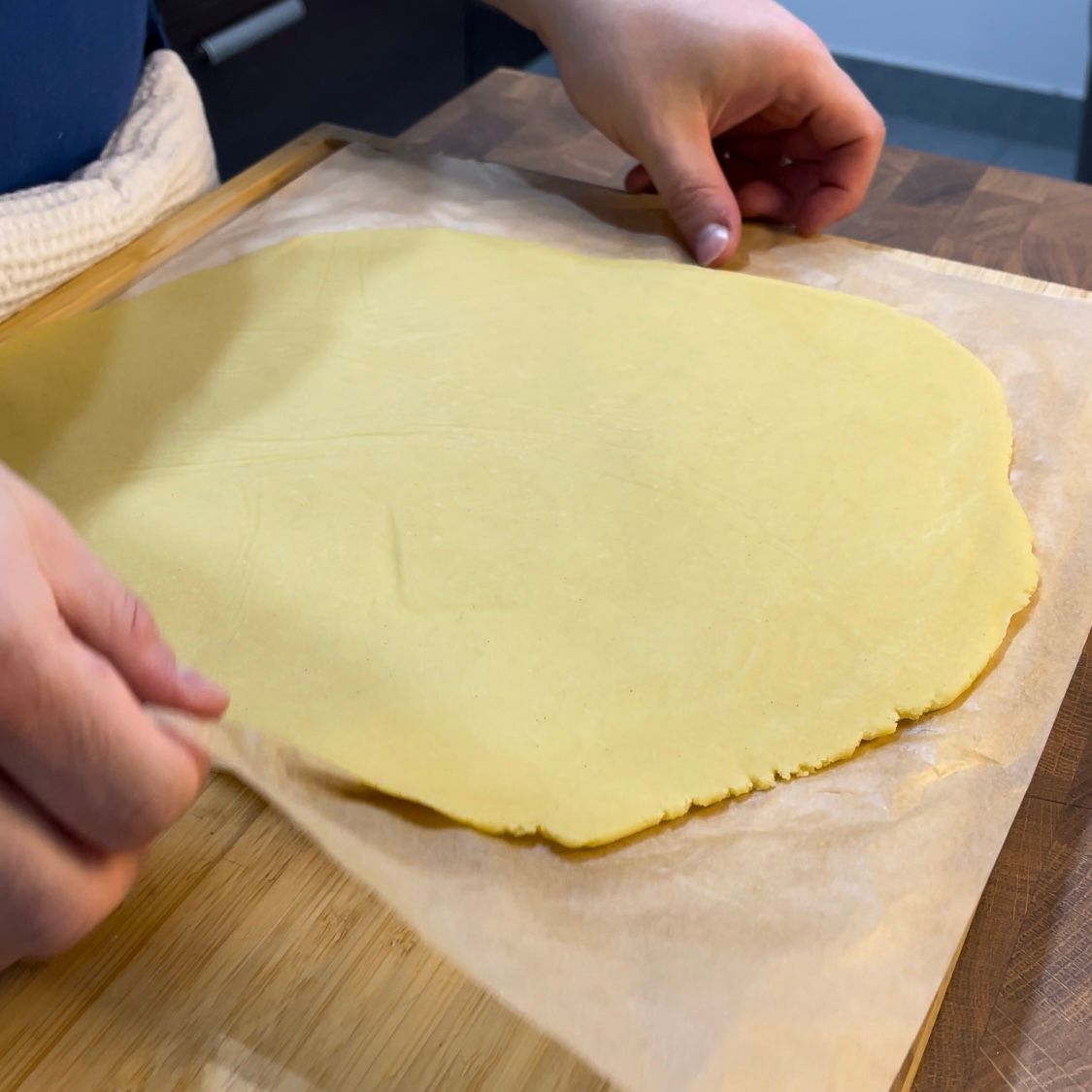 Stesura finale della frolla raffreddata per rivestire lo stampo da 24 cm.