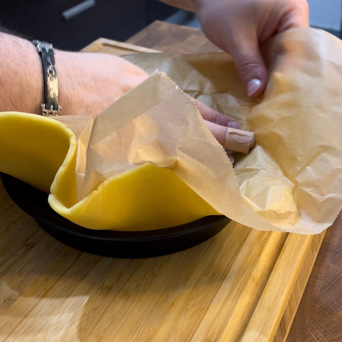 Rifinitura dei bordi della frolla per accogliere il ricco ripieno della pastiera.