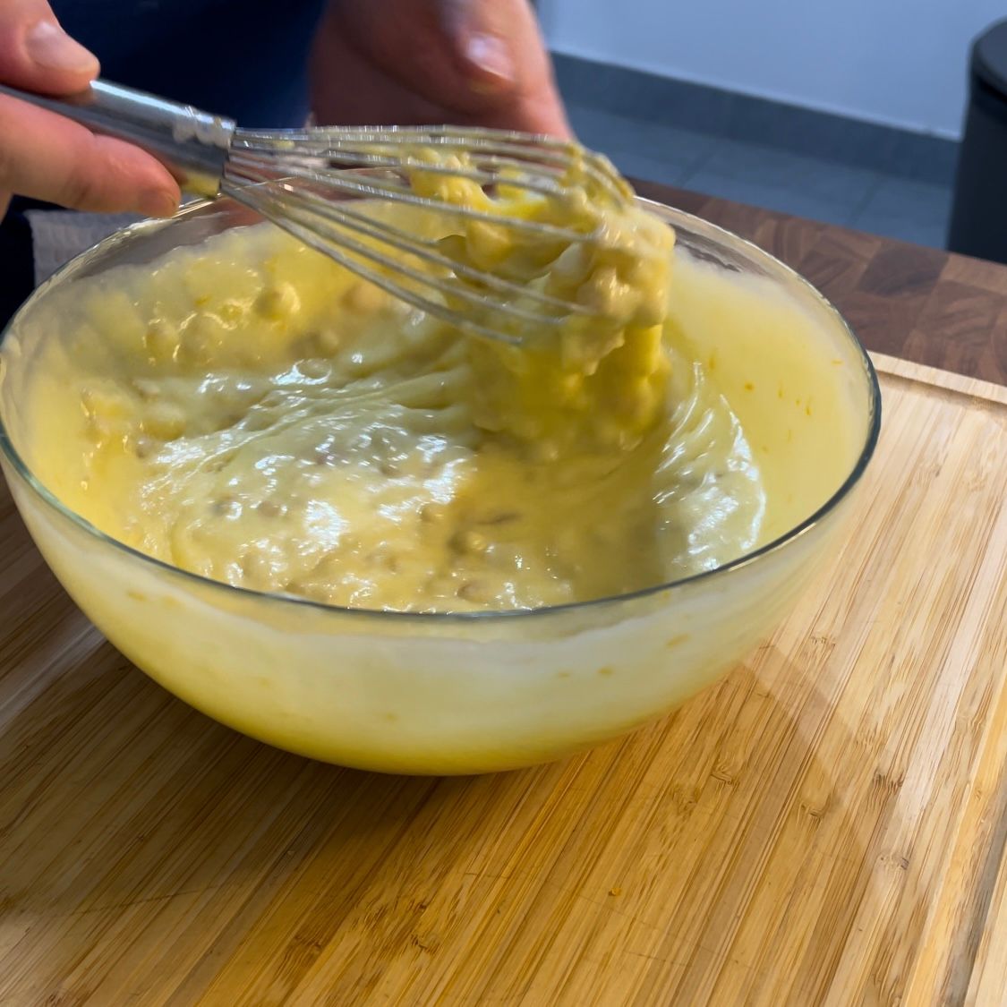 Aggiunta finale delle uova al ripieno della pastiera napoletana ricetta originale.