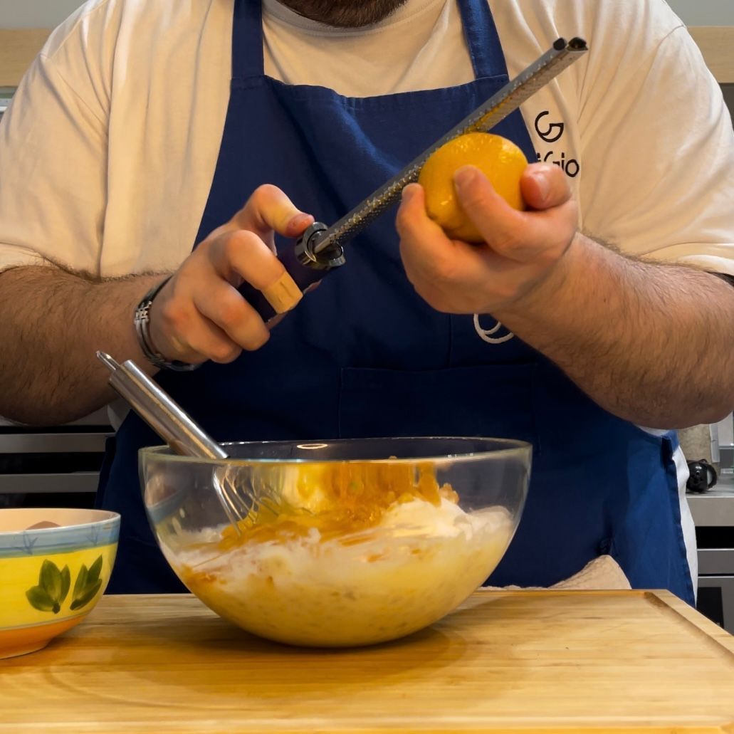 Unione di grano, canditi e acqua di fiori d'arancio alla crema di ricotta e zucchero.