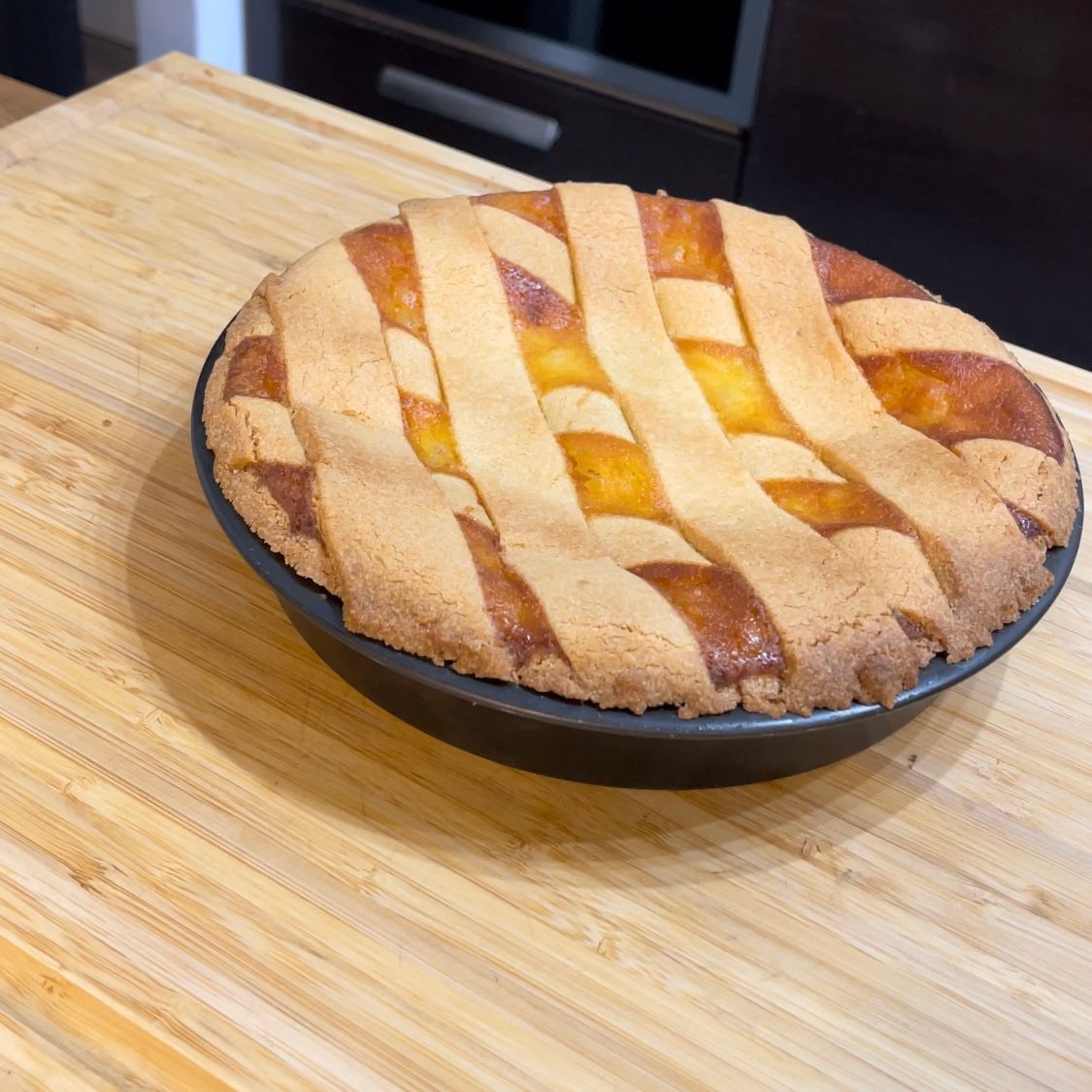 Infornata della pastiera napoletana in forno statico a 180 gradi.