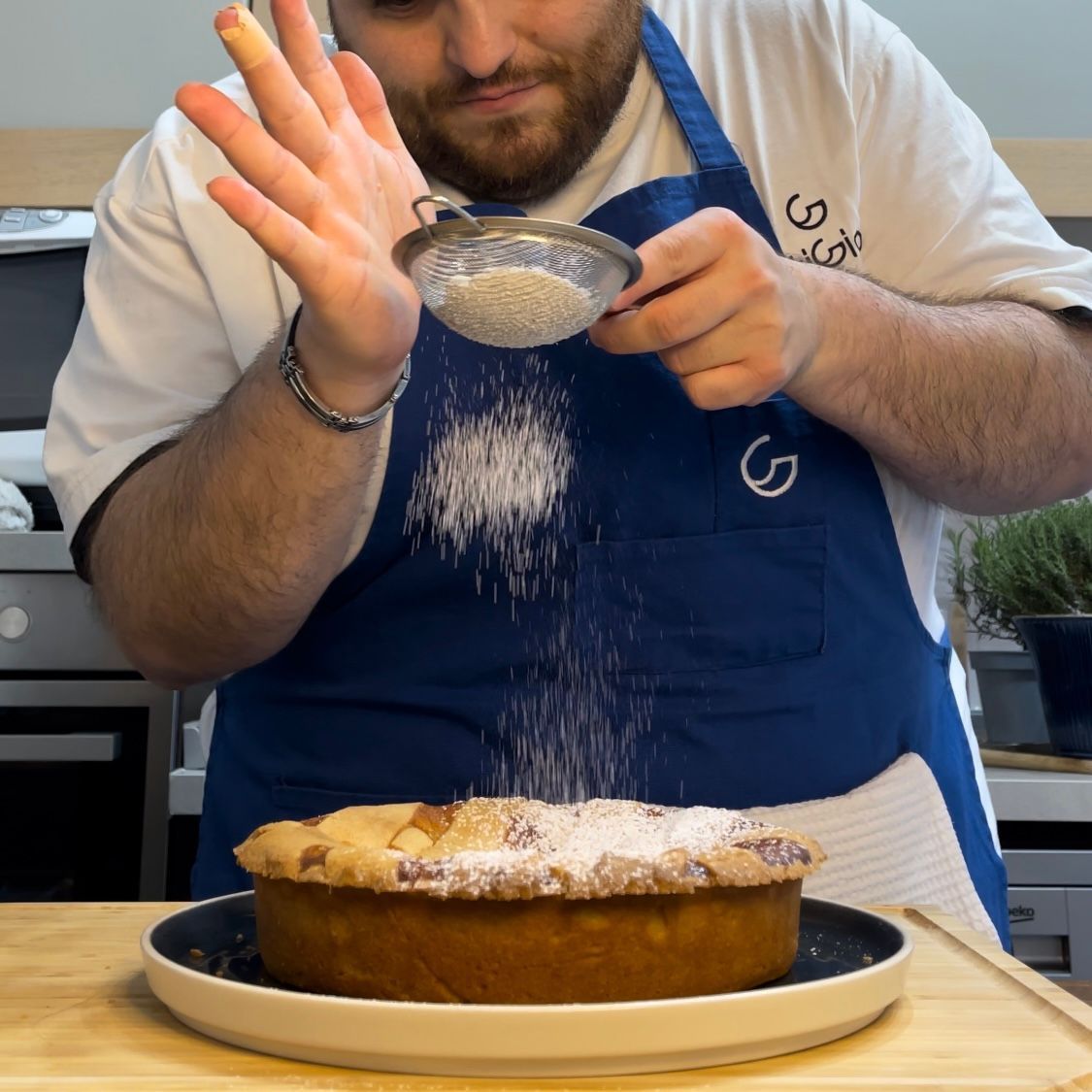 Pastiera dorata e cotta alla perfezione dopo il riposo di 24 ore nello stampo.