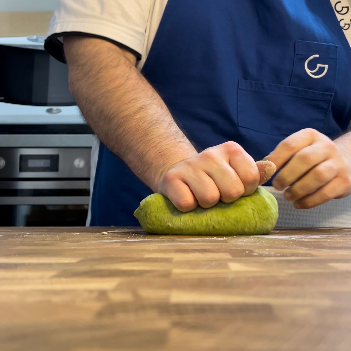 Panetto di pasta fresca verde, liscio ed elastico.