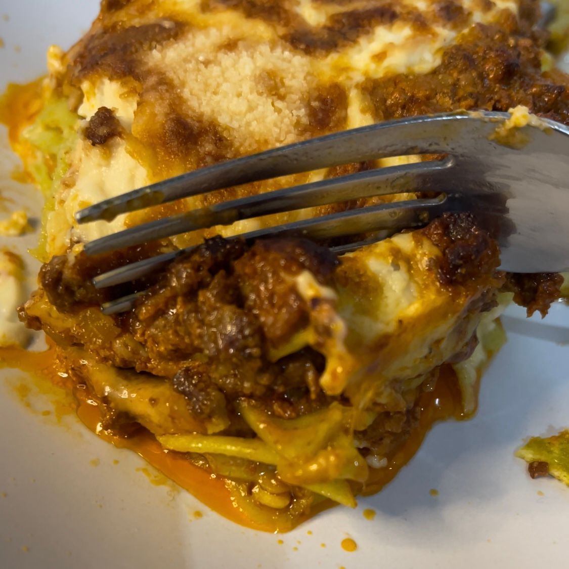 Lasagne appena sfornate, dorate e bollenti, appena tagliate.