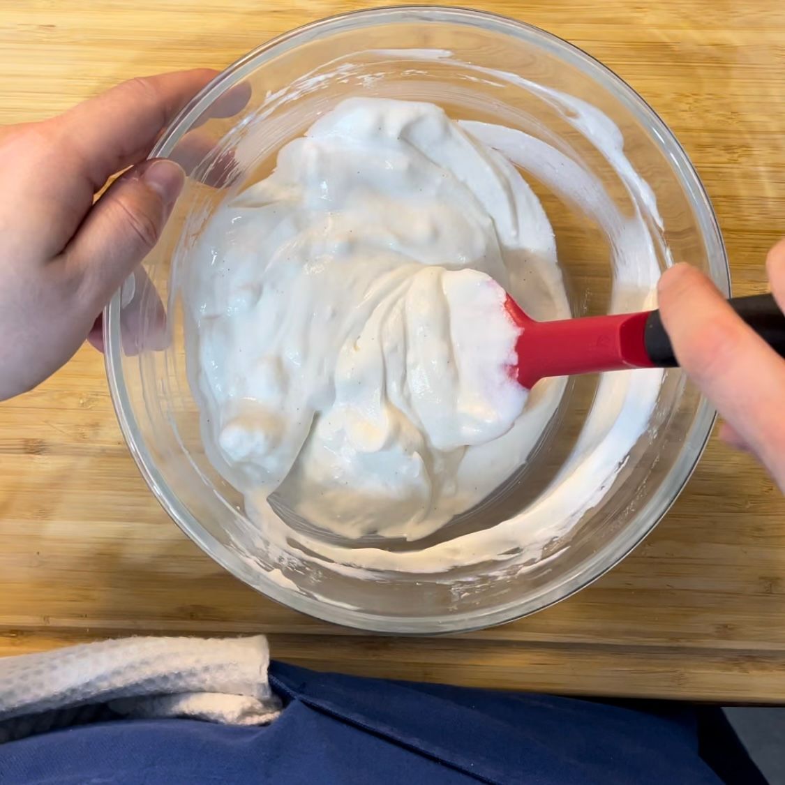 Una persona sta mescolando una ciotola di ricotta e zucchero con una spatola