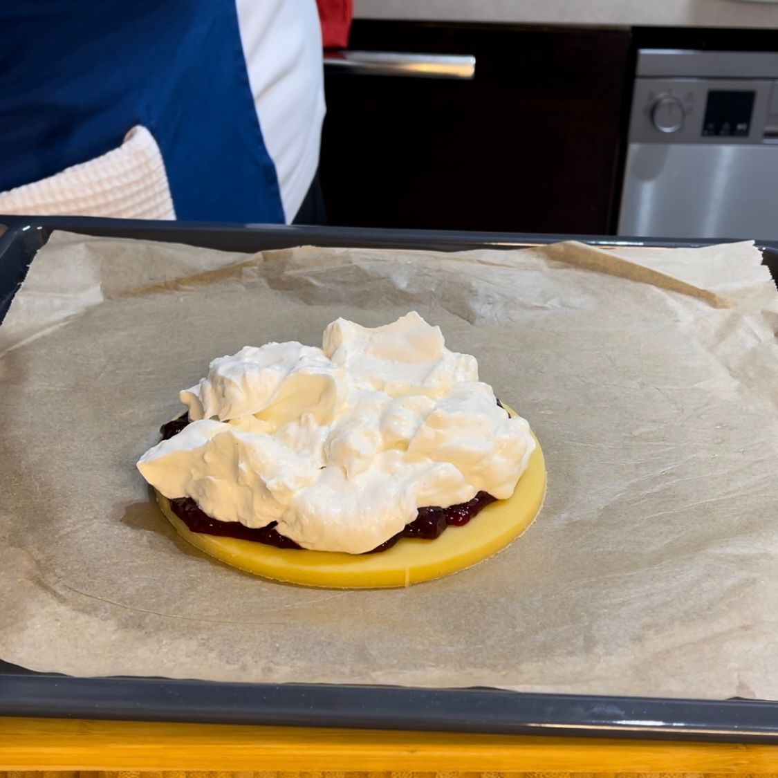 viene messa la crema di ricotta sulla confettura di visciole  sopra un disco di pasta frolla 